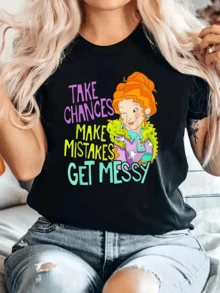 Figura colorida de mujer con cabello naranja junto a un pequeño dragón verde rodeados de frases inspiradoras que invitan a arriesgarse y aprender de los errores camiseta de mujer casual cómoda para uso diario - Negro - Ver 1