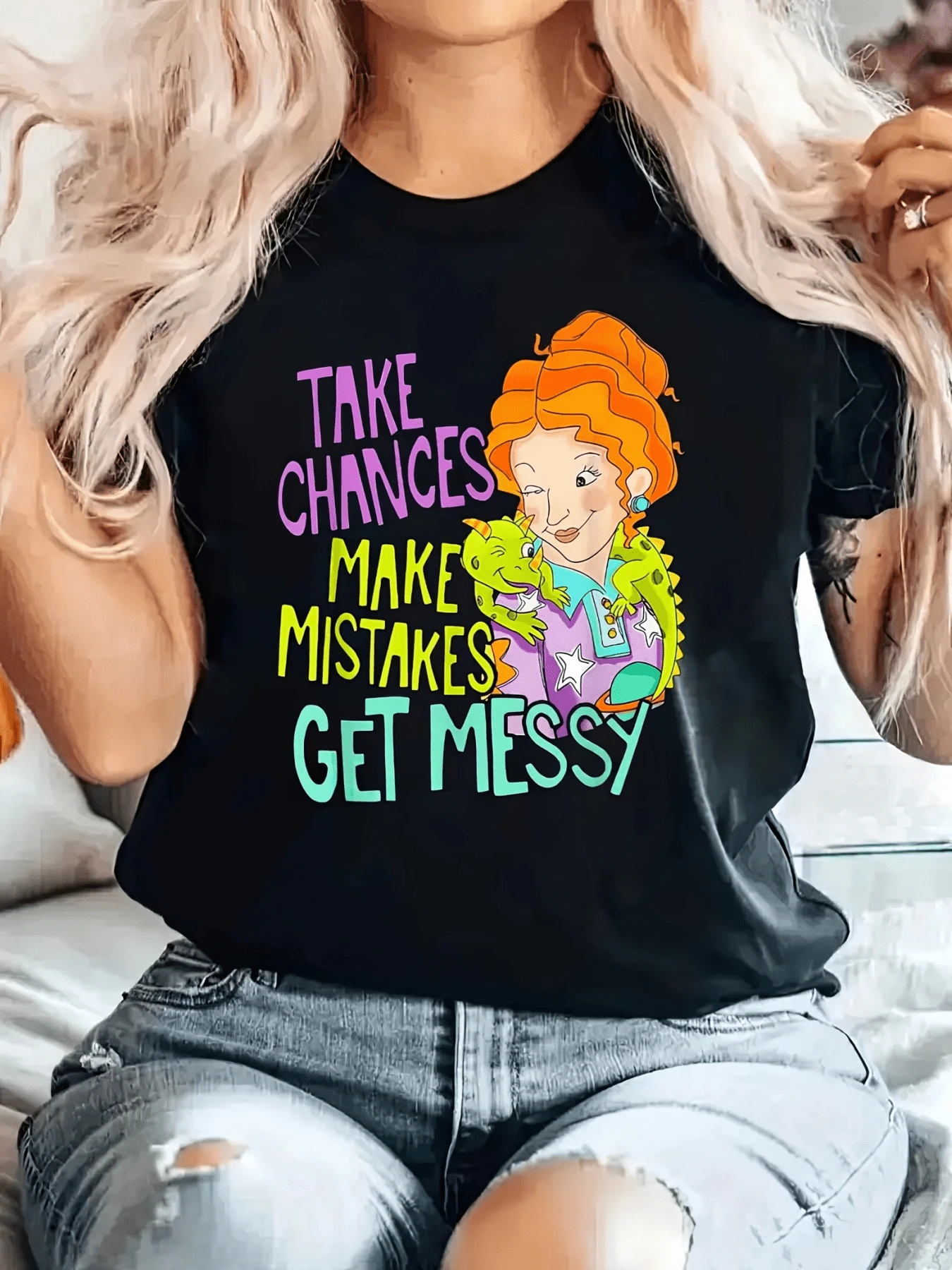 Figura colorida de mujer con cabello naranja junto a un pequeño dragón verde rodeados de frases inspiradoras que invitan a arriesgarse y aprender de los errores camiseta de mujer casual cómoda para uso diario - Negro - Ver 1