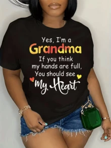 Texto alegre que expresa orgullo y ternura de una abuela mostrando amor infinito con letras coloridas y corazones pequeños transmitiendo dulzura y cariño camiseta de mujer cómoda casual para regalo familiar - Negro - Ver 1