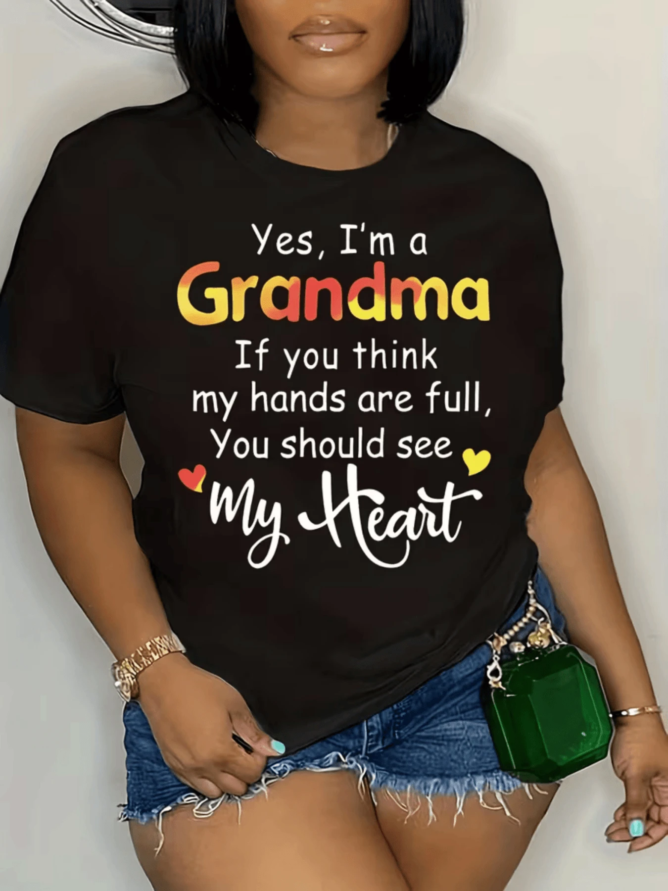 Texto alegre que expresa orgullo y ternura de una abuela mostrando amor infinito con letras coloridas y corazones pequeños transmitiendo dulzura y cariño camiseta de mujer cómoda casual para regalo familiar - Negro - Ver 1