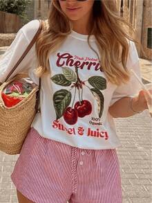 Dos cerezas rojas jugosas sobre ramas verdes que evocan frescor veraniego y vitalidad natural con letras llamativas que transmiten energía positiva camiseta de mujer casual moderna para diario - Blanco - Ver 8