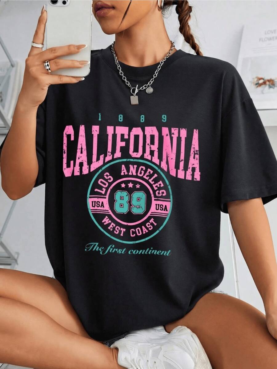 Texto con números en color rosa y verde que evoca la energía de la oeste y el espíritu libre de Los Ángeles mostrando un estilo urbano y juvenil ideal para expresar confianza y actitud positiva camiseta de mujer casual moderna cómoda para verano - Negro - Ver 1