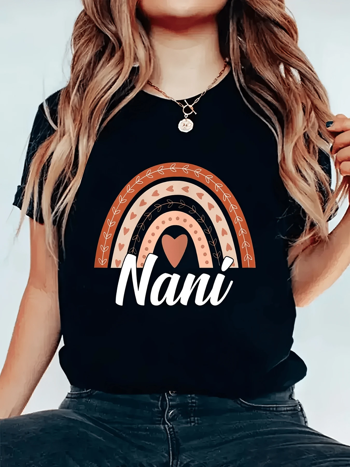Arco iris formado por corazones y hojas que simboliza amor esperanza y conexión con la naturaleza acompañado de la palabra Nani que transmite ternura camiseta de mujer casual cómoda y moderna ideal para uso diario - Negro - Ver 1