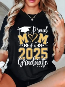 Gorro de graduación junto a letras doradas y corazones simboliza orgullo maternal por el logro académico del hijo 2025 camiseta de mujer cómoda casual para celebración escolar - Negro - Ver 1