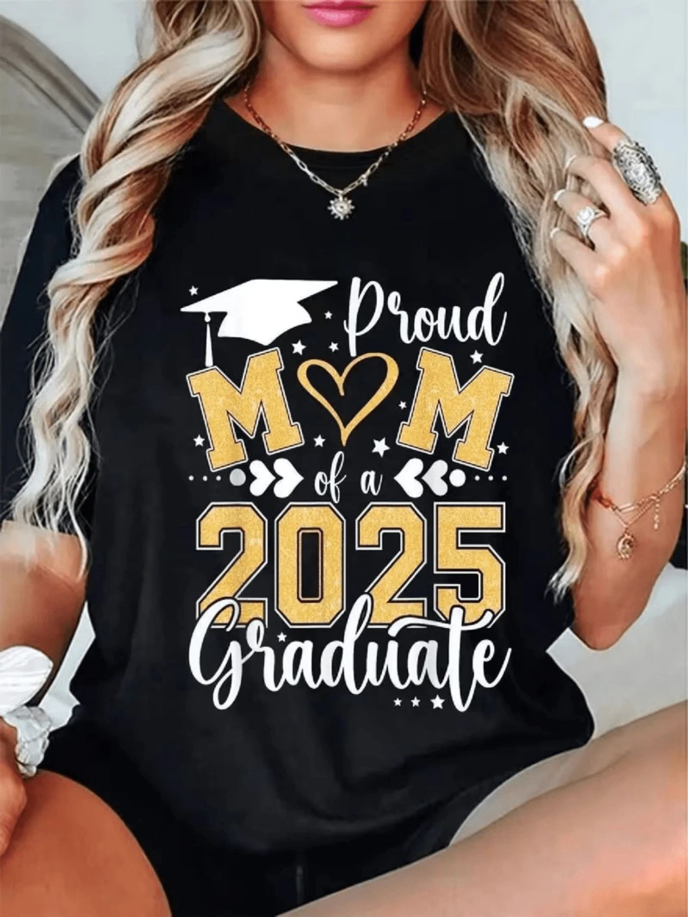 Gorro de graduación junto a letras doradas y corazones simboliza orgullo maternal por el logro académico del hijo 2025 camiseta de mujer cómoda casual para celebración escolar - Negro - Ver 1