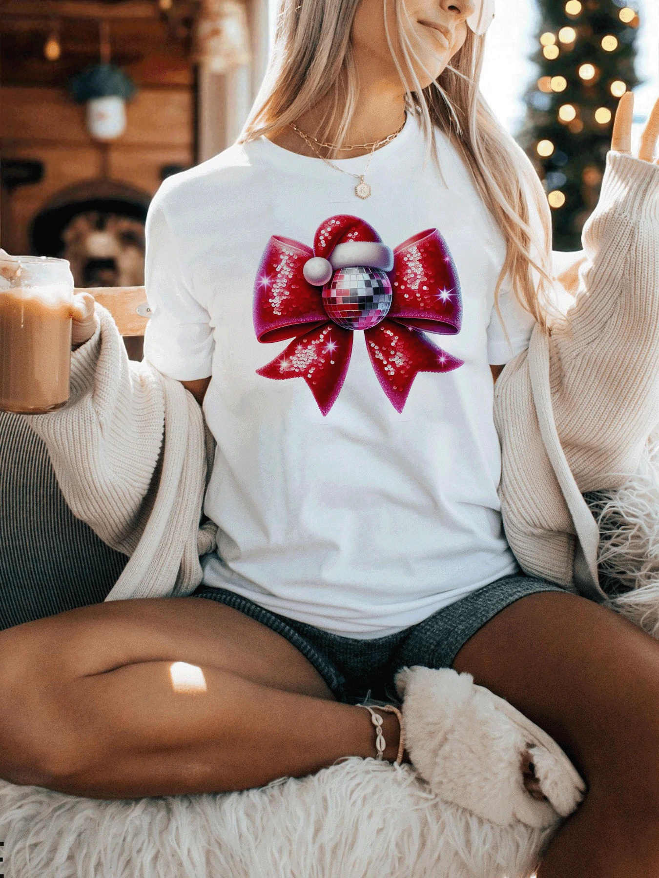 Camiseta festiva de vacaciones con un divertido gráfico de una bola de discoteca, perfecta para usar casualmente en los meses más cálidos, diseñada para mujeres - [Blanco] - Ver 1