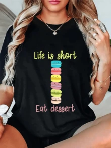 Una divertida ilustración que muestra coloridos macarons apilados con caritas alegres acompañados por un mensaje positivo sobre disfrutar los placeres dulces de la vida camiseta de mujer casual moderna para uso diario - Negro - Ver 6