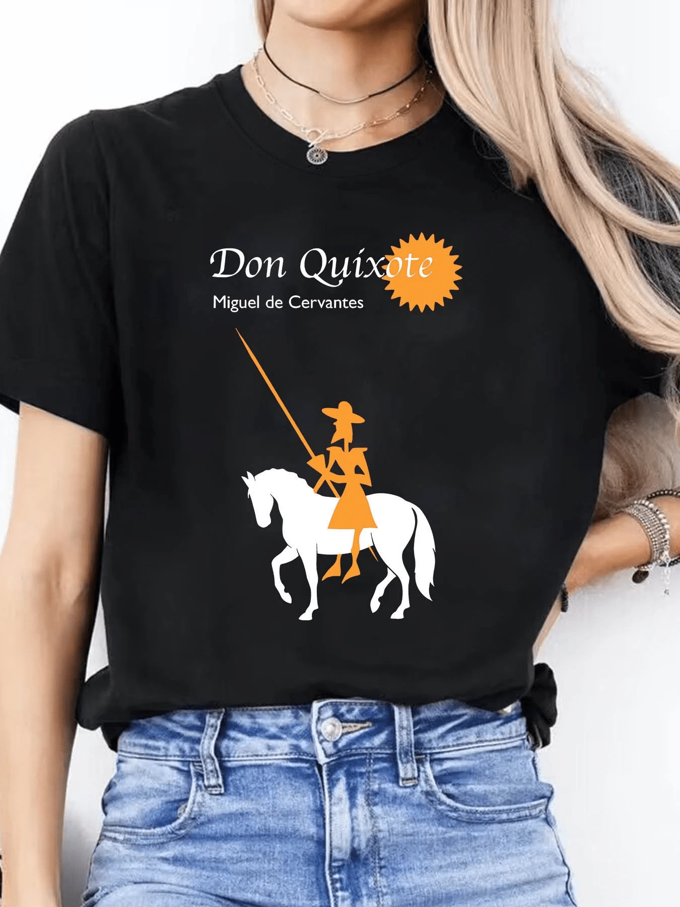 Figura de un caballero que viaja montado en su caballo simbolizando valor imaginación y búsqueda de ideales reflejando espíritu aventurero y fuerza interior camiseta de mujer casual moderna cómoda para uso diario - Negro - Ver 1