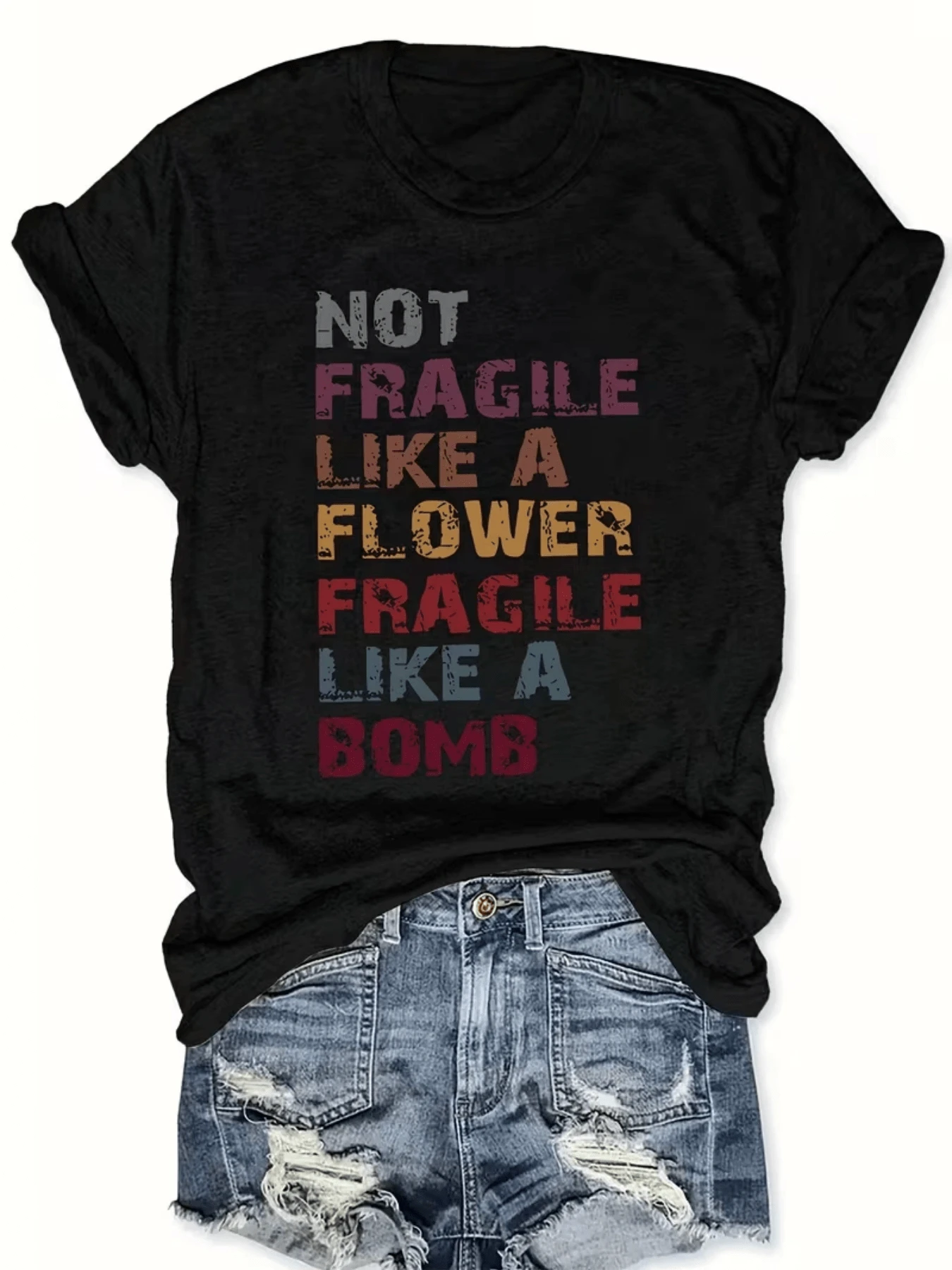 Texto en la prenda expresa fuerza interior femenina comparando la delicadeza de una flor con el poder imparable de una explosión mostrando empoderamiento y energía positiva camiseta de mujer casual cómoda para uso diario - Negro - Ver 1