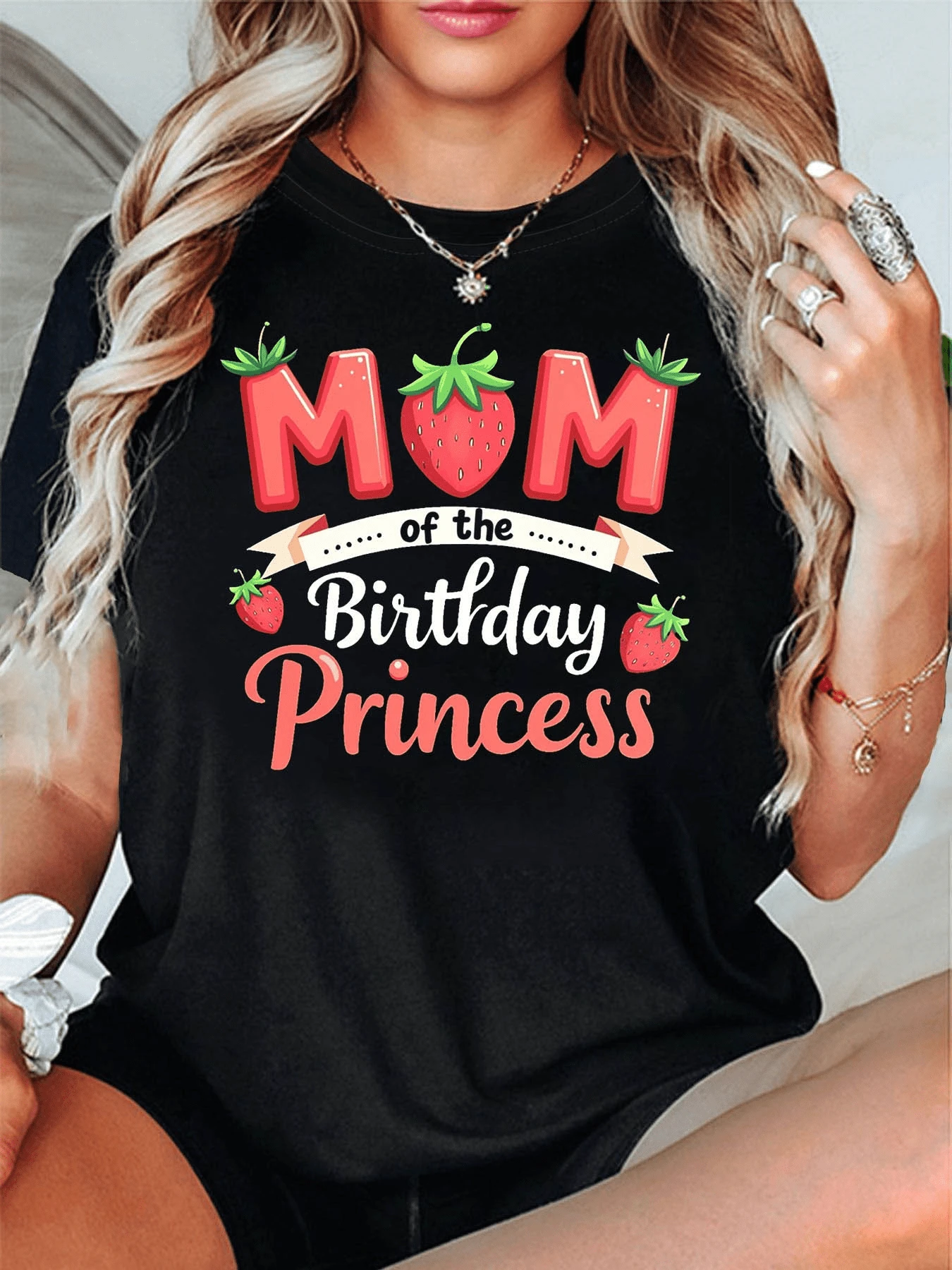 Fresas brillantes rodean letras coloridas que celebran a una mamá como princesa en su día especial transmitiendo ternura felicidad y dulzura con detalles alegres camiseta de mujer casual cómoda para fiesta de cumpleaños - Negro - Ver 1