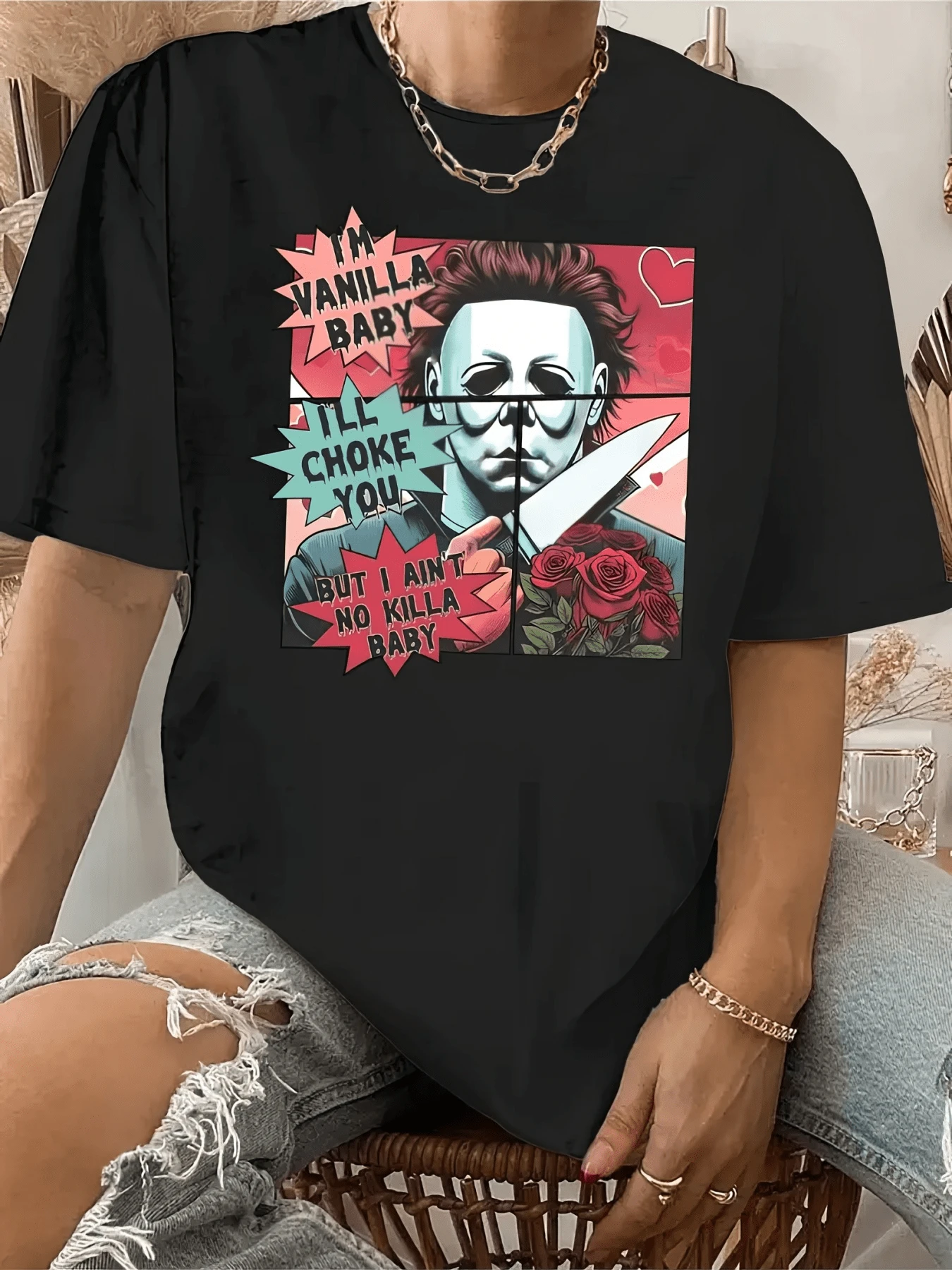 Rosas rojas junto a un rostro expresivo entre globos de texto artísticos crean una escena vibrante que refleja fuerza confianza y una actitud moderna camiseta de mujer casual con estampado colorido y mensaje atrevido - Negro - Ver 1