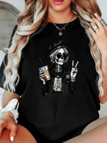 Figura de esqueleto moderno con chaqueta y café mostrando gesto de paz transmite actitud rebelde y relajada ideal para amantes del estilo alternativo camiseta de mujer casual cómoda y original - Negro - Ver 1