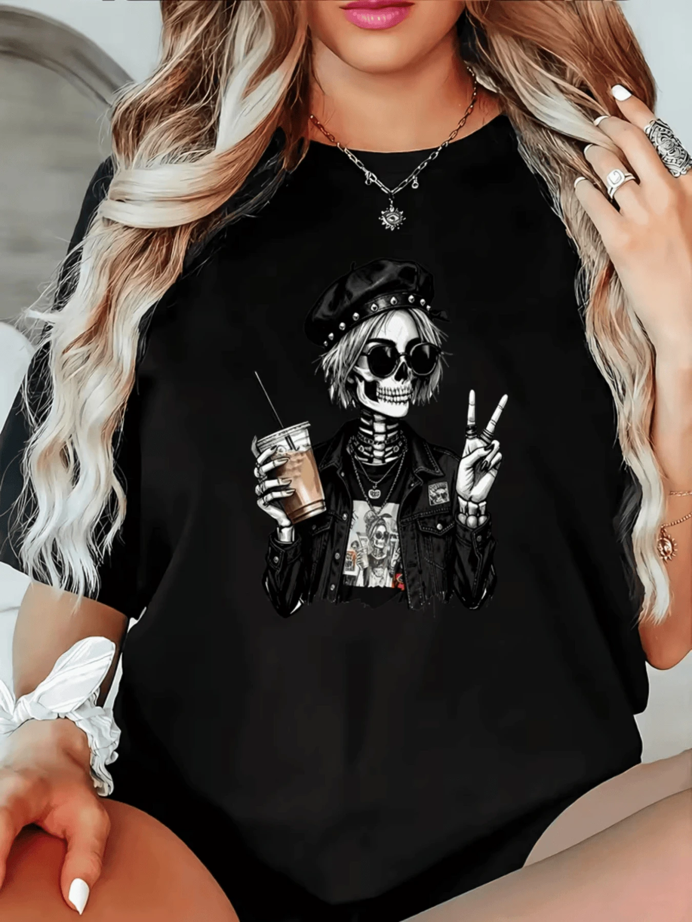 Figura de esqueleto moderno con chaqueta y café mostrando gesto de paz transmite actitud rebelde y relajada ideal para amantes del estilo alternativo camiseta de mujer casual cómoda y original - Negro - Ver 1