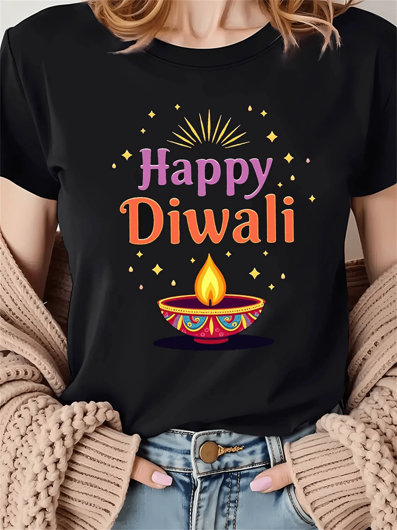Luz de una lámpara tradicional encendida que simboliza esperanza alegría y prosperidad rodeada de destellos dorados y mensaje festivo Happy Diwali camiseta de mujer casual elegante para celebración cultural - Negro - Ver 1