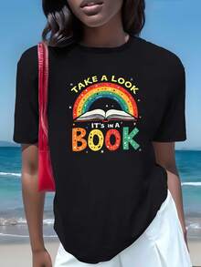 Arco iris brillante que sale de un libro abierto simbolizando la inspiración y el conocimiento que florecen al leer con letras coloridas que invitan a descubrir nuevos mundos camiseta de mujer casual cómoda y moderna - Negro - Ver 1