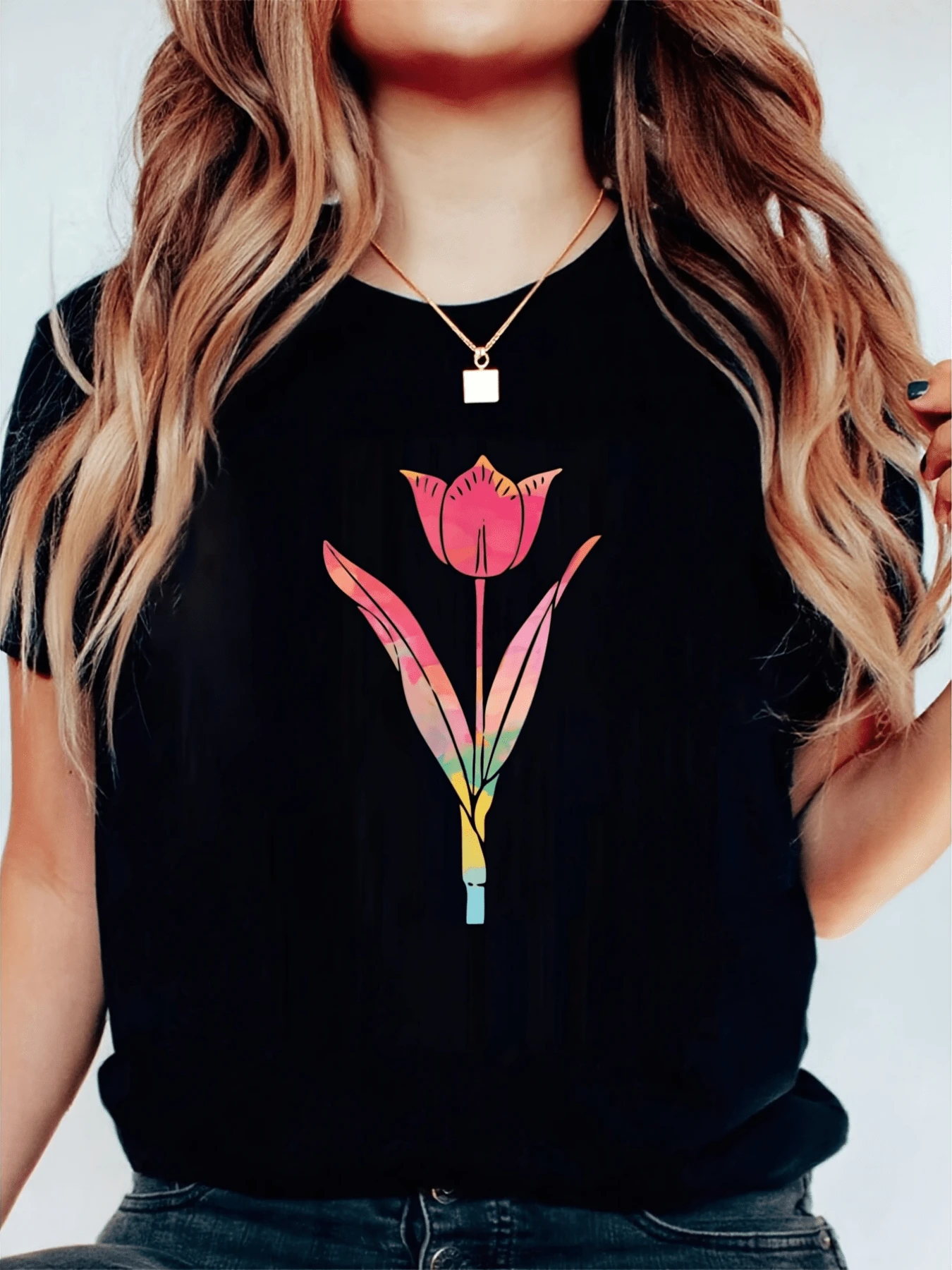 Flor de tulipán multicolor que simboliza la alegría la renovación y la conexión con la naturaleza en cada detalle camiseta de mujer casual moderna cómoda para uso diario - Negro - Ver 1