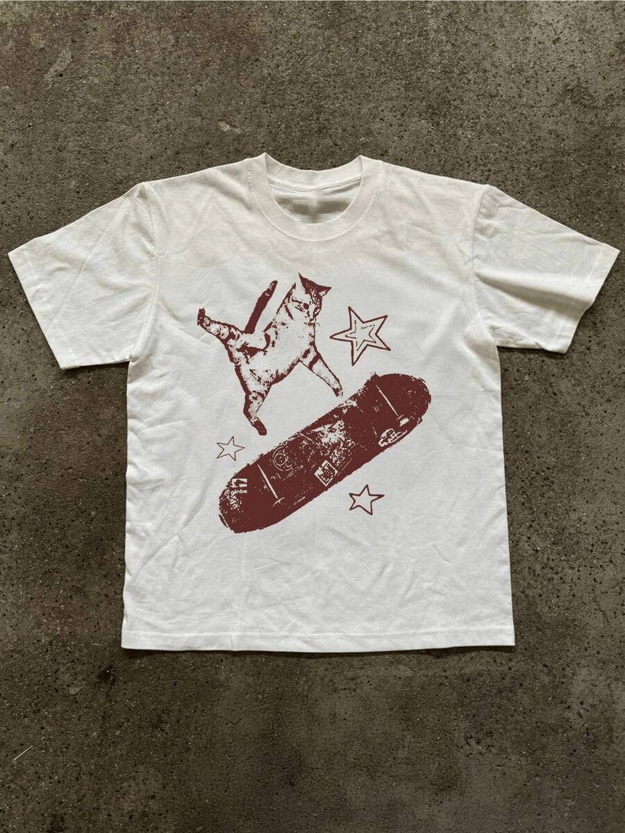 Gato saltando sobre una patineta rodeado de estrellas que simbolizan libertad diversión y energía juvenil perfecta para espíritus creativos aventureros camiseta de mujer urbana moderna cómoda para uso diario - Blanco - Ver 1