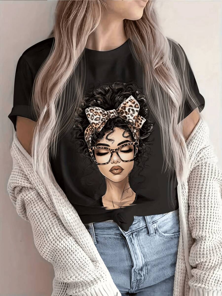 Figura de mujer con cabello rizado adornado con lazo de estampado animal simbolizando fuerza confianza y belleza natural camiseta de mujer casual moderna ideal para uso diario elegante y cómoda - Negro - Ver 1