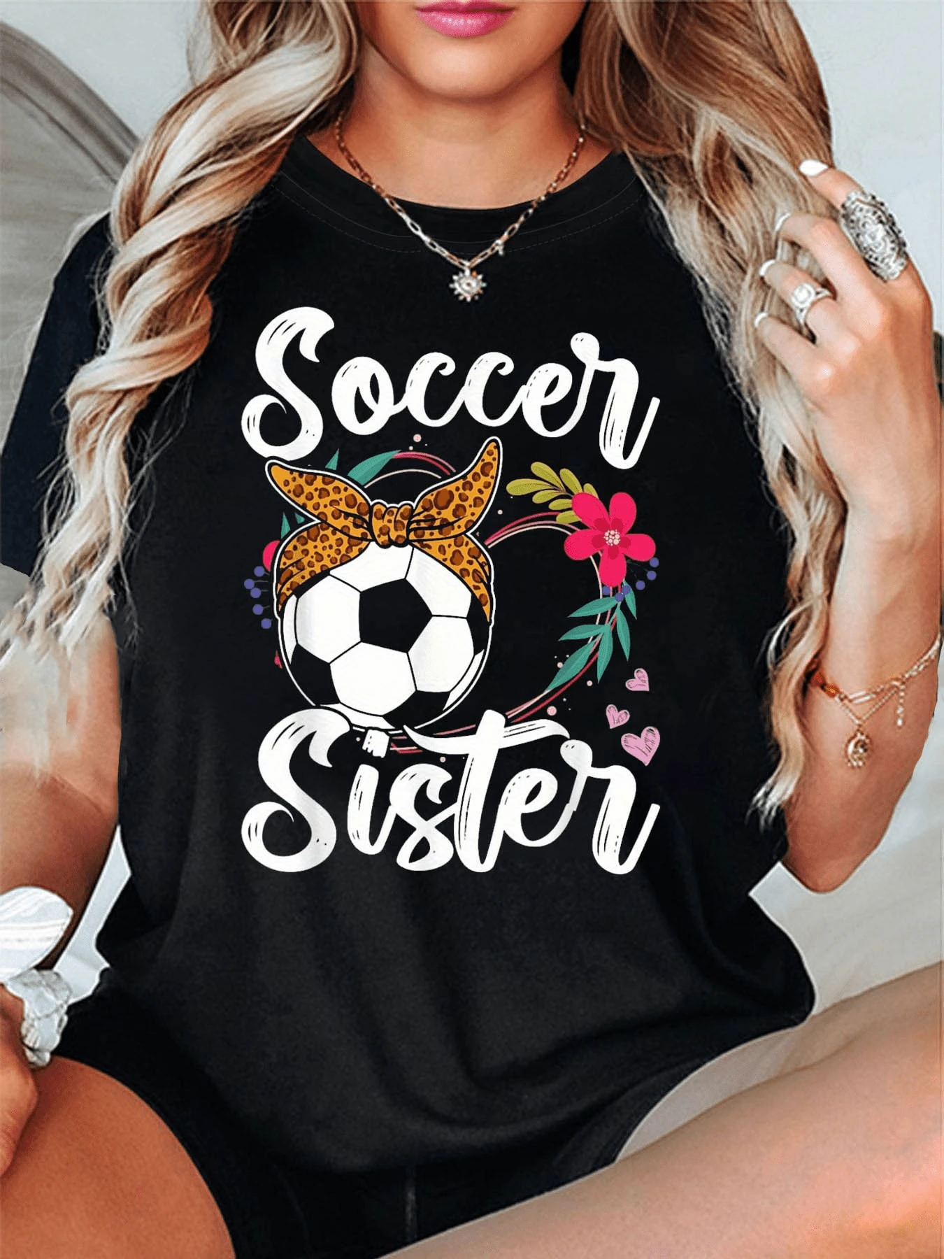 Balón de fútbol con lazo animal print rodeado de flores coloridas que simbolizan energía femenina y pasión por el deporte camiseta de mujer casual para amantes del fútbol - Negro - Ver 1