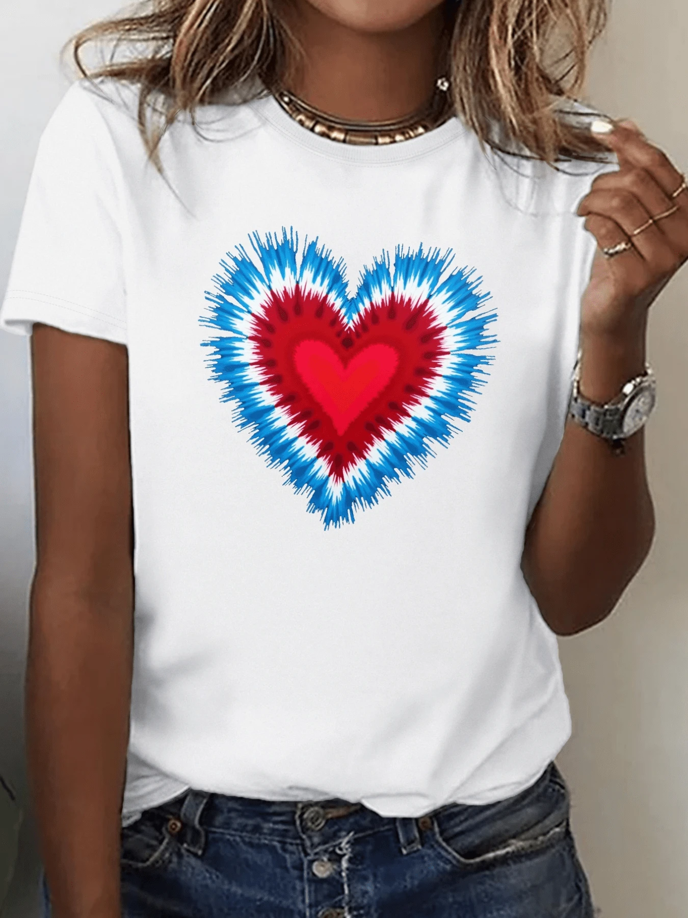 Corazón radiante con ondas en tonos rojo y azul que simboliza pasión energía y equilibrio interior camiseta de mujer casual moderna cómoda y perfecta para uso diario - Blanco - Ver 1