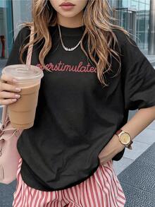 Frase en tonos rosados que expresa una sensación de energía intensa y actitud moderna transmite confianza y estilo urbano resaltando la individualidad de quien la usa camiseta de mujer casual con texto inspirador y toque contemporáneo - Negro - Ver 1