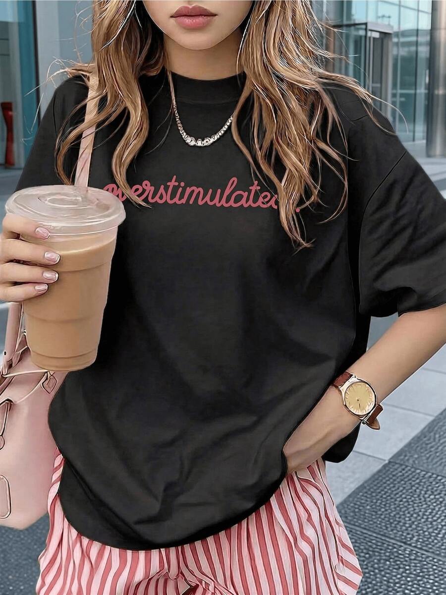 Frase en tonos rosados que expresa una sensación de energía intensa y actitud moderna transmite confianza y estilo urbano resaltando la individualidad de quien la usa camiseta de mujer casual con texto inspirador y toque contemporáneo - Negro - Ver 1