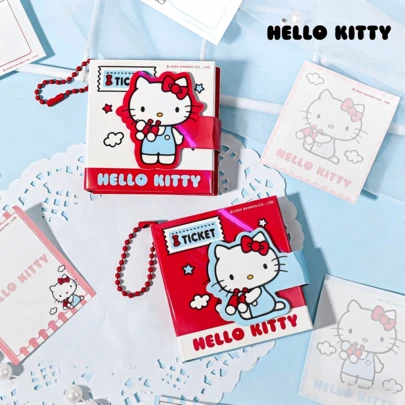 SANRIO 1本迷你便签本 - 正版Hello Kitty吊坠式便签本。采用纸质内页，并配有亚克力珠链吊坠。可爱甜美的少女风：红白卡通印花，独特的书本造型设计。配有系带，方便安全收纳。是随身携带记笔记和备忘录的理想之选；也适合学生用作计划本、日常办公用品，或作为节日文具礼品。
