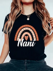 Arco iris formado por corazones y hojas que simboliza amor esperanza y conexión con la naturaleza acompañado de la palabra Nani que transmite ternura camiseta de mujer casual cómoda y moderna ideal para uso diario - Negro - Ver 6