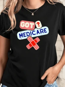 Mensaje divertido con texto Got Medicare y dos curitas cruzadas que transmiten humor sobre el cuidado de la salud en estilo moderno camiseta de mujer casual cómoda para uso diario - Negro - Ver 1