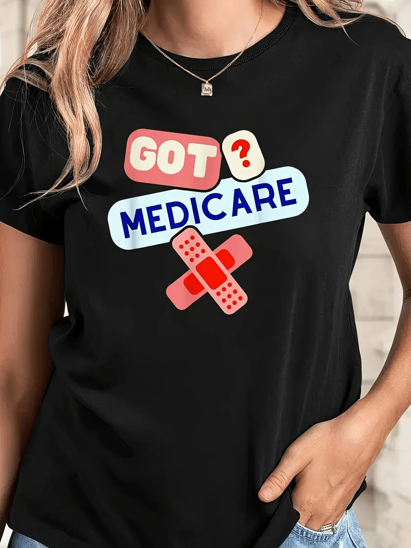 Mensaje divertido con texto Got Medicare y dos curitas cruzadas que transmiten humor sobre el cuidado de la salud en estilo moderno camiseta de mujer casual cómoda para uso diario - Negro - Ver 1