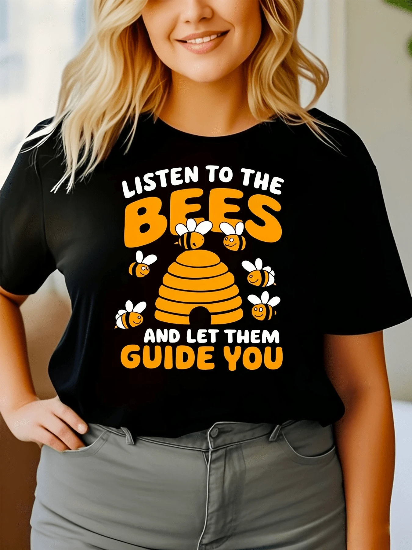 Abejas sonrientes alrededor de una colmena dorada simbolizan trabajo en equipo alegría y armonía con la naturaleza creando un mensaje positivo y alentador camiseta de mujer casual cómoda y moderna - Negro - Ver 1