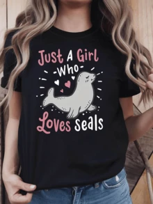 Una foca sonriente rodeada de corazones simboliza ternura amor por los animales y un espíritu libre que disfruta de la naturaleza y transmite alegría y empatía camiseta de mujer casual cómoda y moderna adecuada para uso diario y regalos especiales - Negro - Ver 6