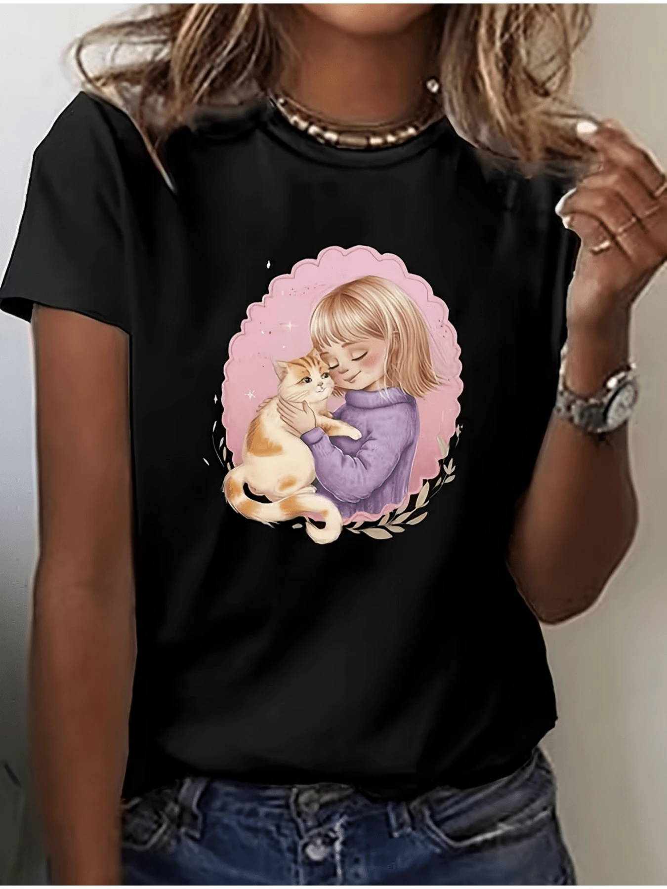 Ternura de una niña abrazando a su gato dentro de un marco rosado que transmite amor y calma camiseta de mujer con estilo casual cómoda y perfecta para uso diario - Negro - Ver 1