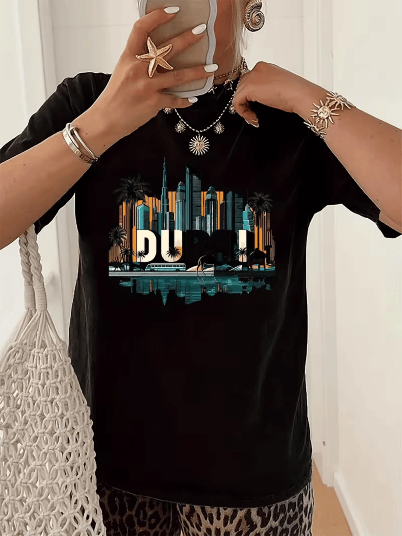 Horizonte moderno con rascacielos reflejados y palmeras que evocan energía urbana y espíritu de aventura en la ciudad del desierto camiseta de mujer casual cómoda para uso diario - Negro - Ver 1