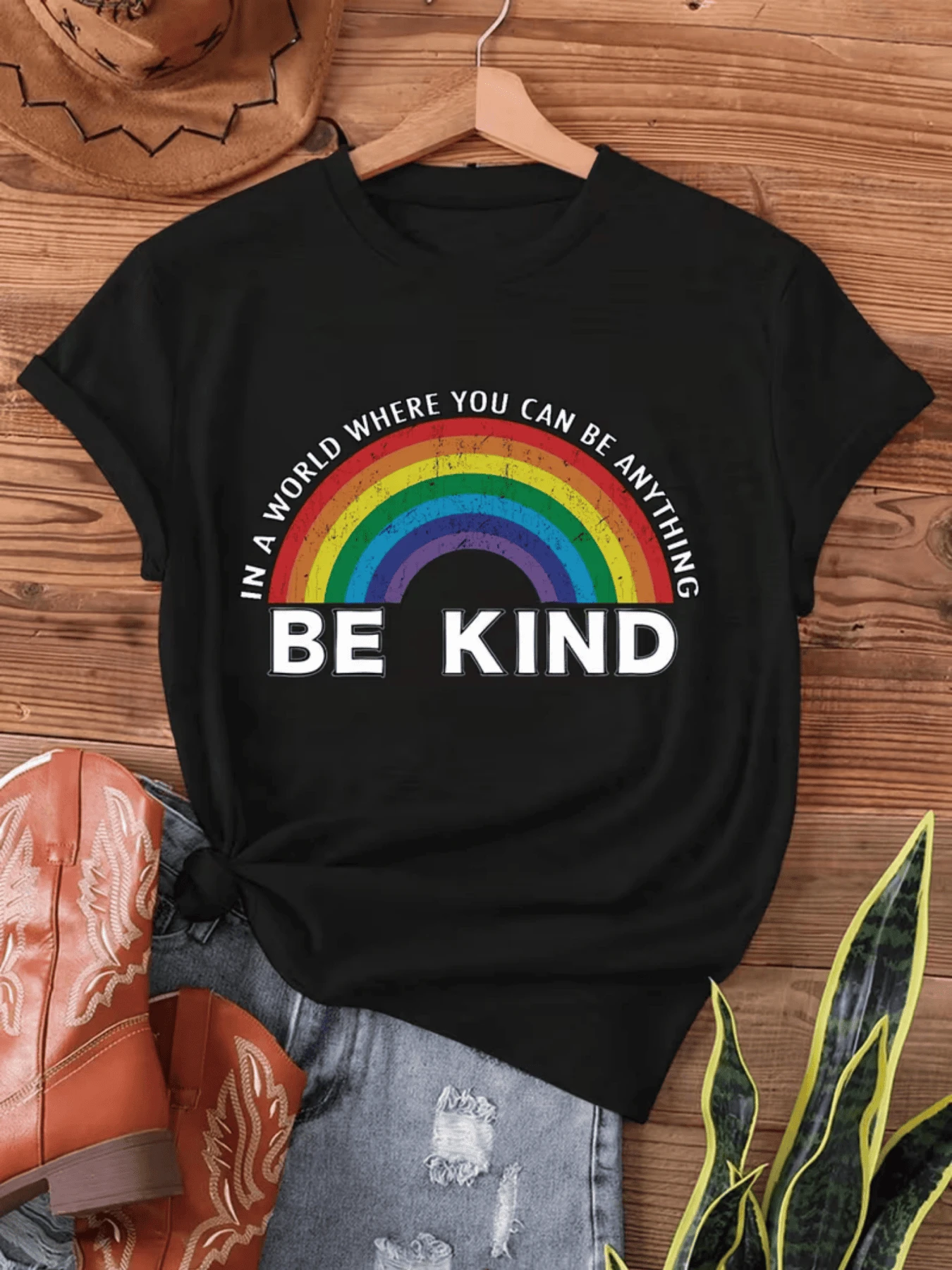 Arcoíris con mensaje positivo que inspira empatía y amabilidad recordando que en cada momento se puede elegir ser mejor y compartir luz camiseta de mujer casual cómoda y moderna - Negro - Ver 1