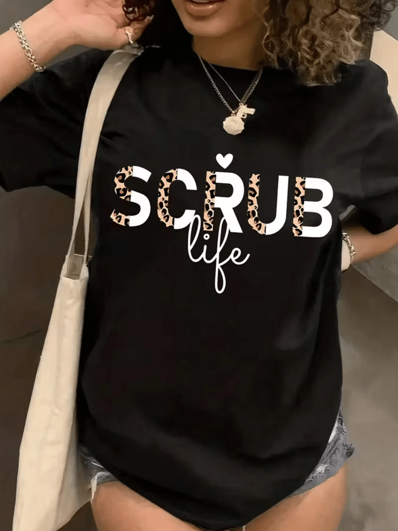 Letras con textura de estampado animal que simbolizan fuerza y pasión junto a la palabra vida celebrando la dedicación y el estilo libre camiseta de mujer cómoda ideal para uso diario - Negro - Ver 1