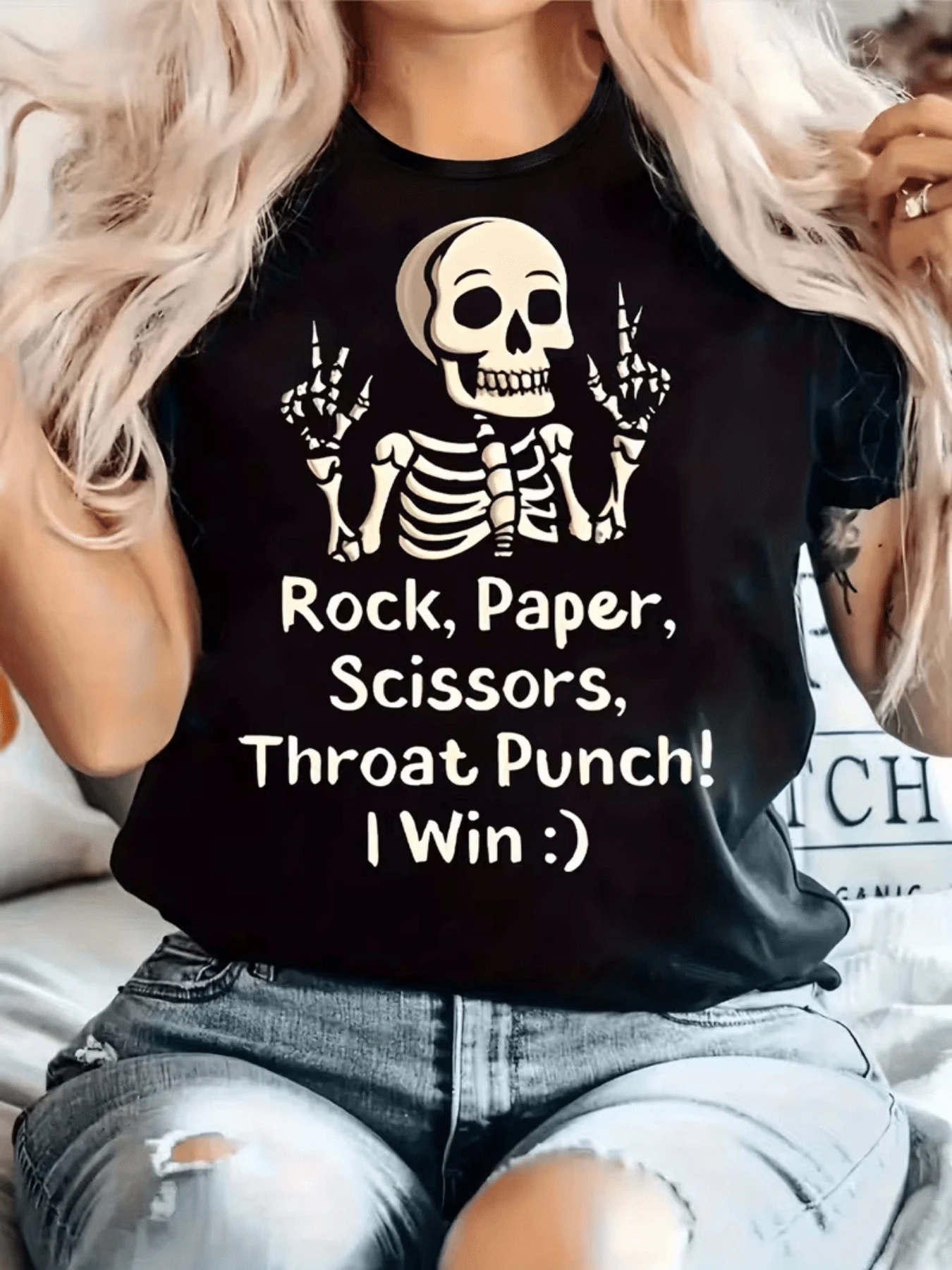 Esqueleto sonriente haciendo gesto de victoria con ambas manos simbolizando humor rebelde y actitud divertida camiseta de mujer casual moderna ideal para combinar en salidas relajadas - Negro - Ver 1