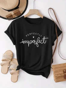 Frase que celebra la belleza de aceptar las propias imperfecciones con confianza y autenticidad mostrando un corazón que simboliza amor propio camiseta de mujer casual cómoda para uso diario moderna y versátil - Negro - Ver 8