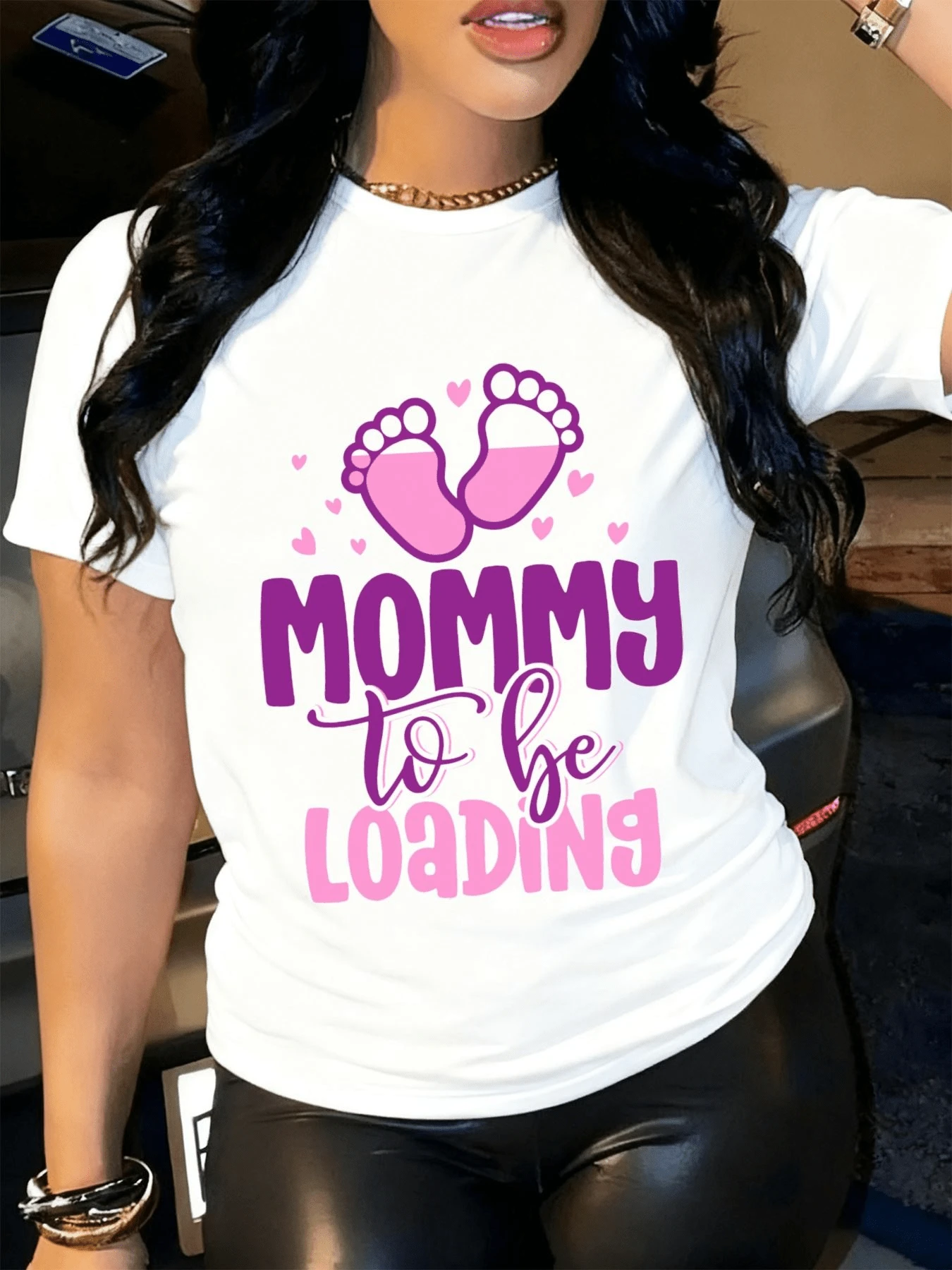 Pequeñas huellas rosadas rodeadas de corazones simbolizan la dulce espera de una nueva vida y la alegría de la maternidad futura camiseta de mujer cómoda ideal para embarazadas - Blanco - Ver 1