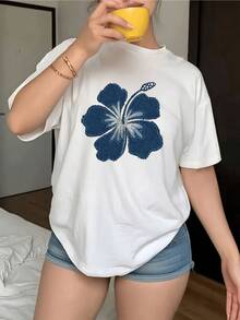 Una gran flor de hibisco azul simboliza energía positiva y alegría tropical representando frescura vitalidad y conexión con la naturaleza en cada detalle camiseta de mujer casual cómoda y transpirable para uso diario - Blanco - Ver 1