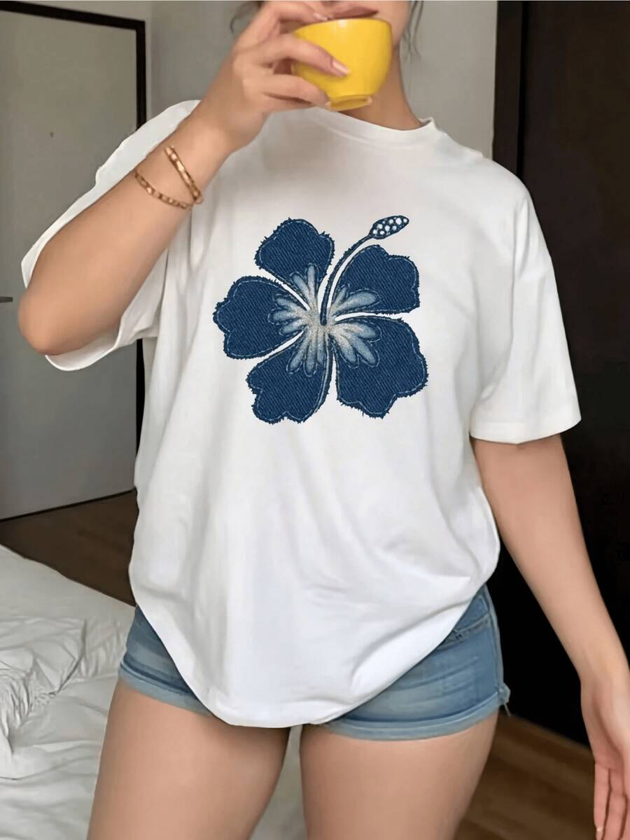 Una gran flor de hibisco azul simboliza energía positiva y alegría tropical representando frescura vitalidad y conexión con la naturaleza en cada detalle camiseta de mujer casual cómoda y transpirable para uso diario - Blanco - Ver 1