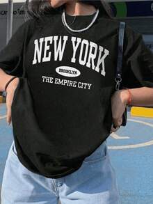 A Phrase Celebrating The Urban Spirit Of New York, With Large Letters That Evoke The Energy Of Brooklyn And The Strength Of An Iconic City That Inspires Freedom And Confidence. A Modern, Casual Women's T-Shirt, Ideal For Everyday Wear. - 黑色 - 查看 8