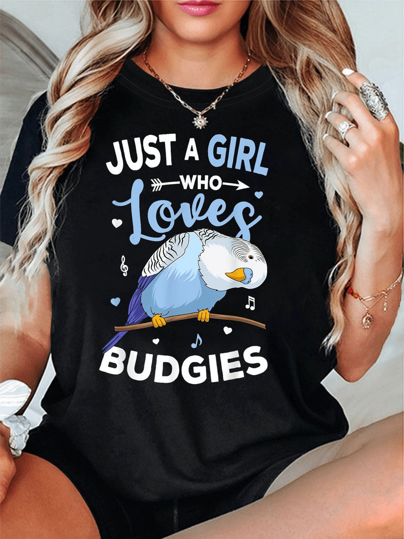 Un loro azul y blanco posado sobre una rama con notas musicales y corazones simboliza amor por las aves y la libertad expresiva camiseta de mujer cómoda y moderna para uso diario - Negro - Ver 1
