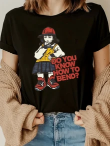 Figura de una niña con gorra roja chaqueta amarilla falda azul y zapatos deportivos rojos que transmite un toque juvenil y urbano con mensaje divertido camiseta de mujer casual cómoda y moderna - Negro - Ver 1