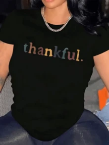 Palabra thankful en tonos cálidos simboliza gratitud esperanza y energía positiva transmitiendo un mensaje de confianza y alegría cotidiana camiseta de mujer casual con estilo moderno para uso diario - Negro - Ver 1