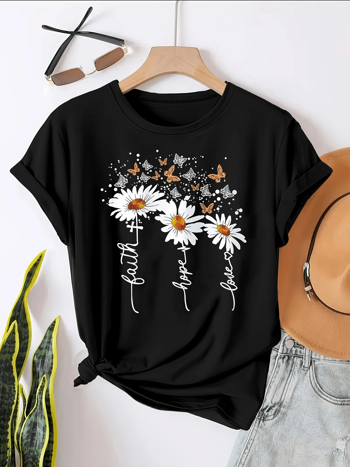 Daisy Flowers With Orange Butterflies Symbolizing Faith, Hope, And Love In Motion. Comfortable Casual Women's T-Shirt For Everyday Wear. - 黑色 - 查看 1