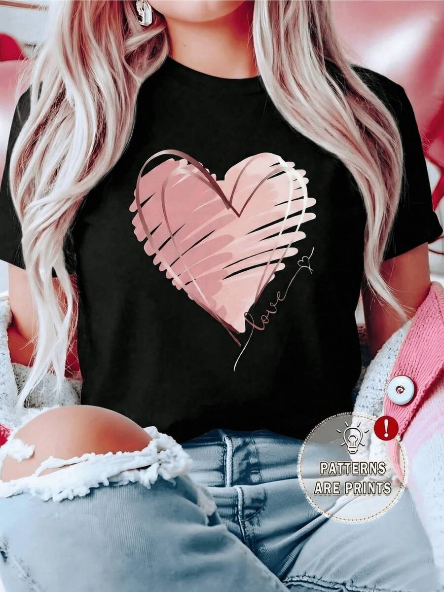 A Pink Heart Drawn With Soft Strokes Symbolizes Tenderness, Love, Hope, And Affection In A Modern Artistic Style, With The Word "Love" Highlighting The Positive Emotion. A Comfortable, Modern, Casual Women's T-Shirt. - 黑色 - 查看 1