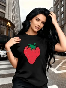A Large Red Strawberry With Green Leaves Symbolizes Natural Sweetness, Freshness, And Youthful Optimism With A Fun Touch. A Modern, Comfortable, Casual Women's T-Shirt For Everyday Wear. - 黑色 - 查看 8