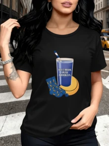 Vaso azul brillante con texto Blue Moon Over Brooklyn acompañado de calcetines con plátanos amarillos que evoca n una noche divertida en la ciudad y - Negro - Ver 6
