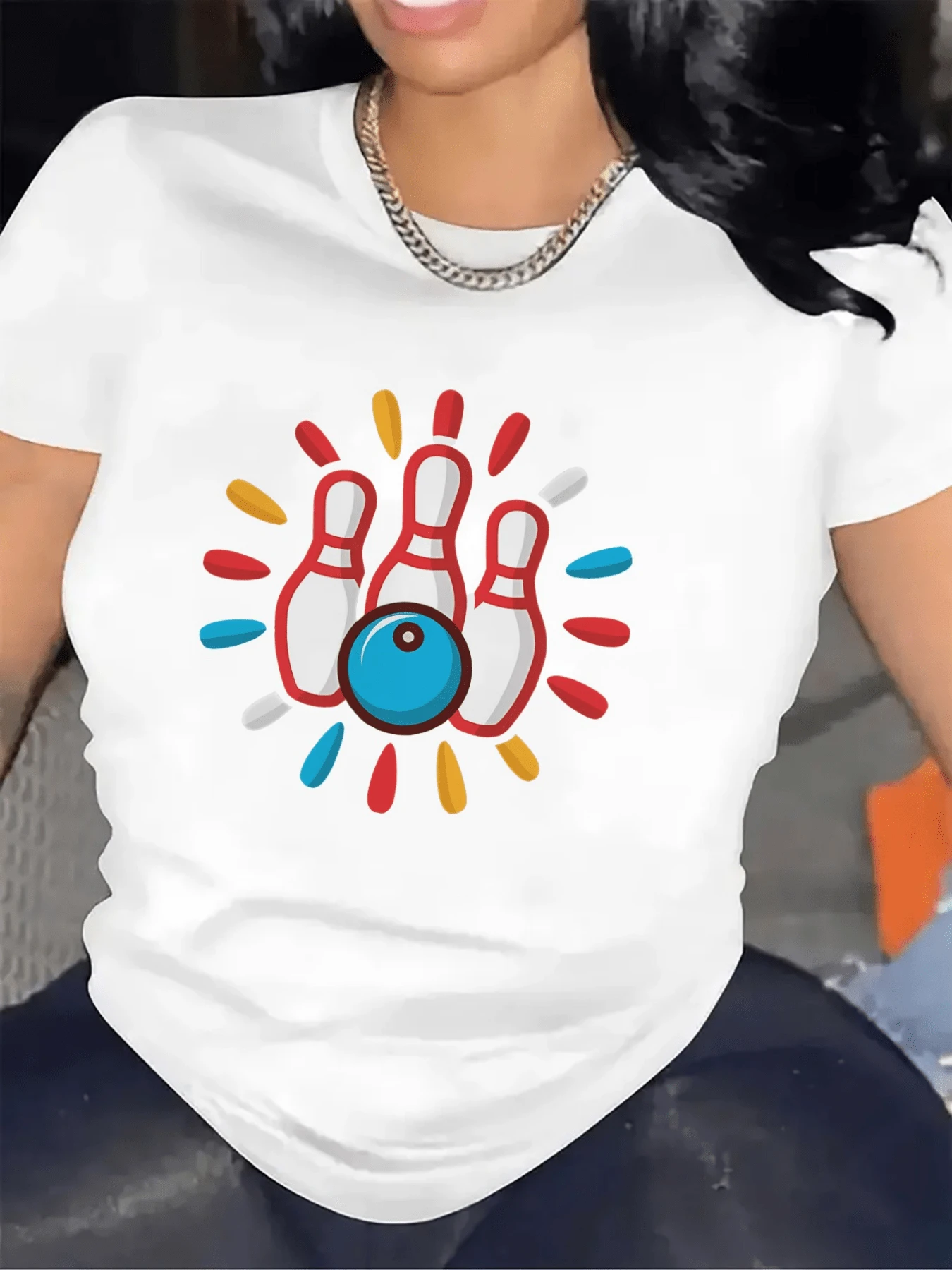 Three White Pins With Red Lines And A Blue Ball In The Center Represent Fun, Energy, And Dynamism, Evoking The Spirit Of The Modern Bowling Game. Comfortable And Attractive Casual Women's T-Shirt - 白色 - 查看 1